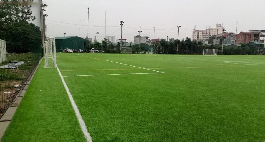 Mặt sân cỏ nhân tạo xin sò tại sân bóng k34
